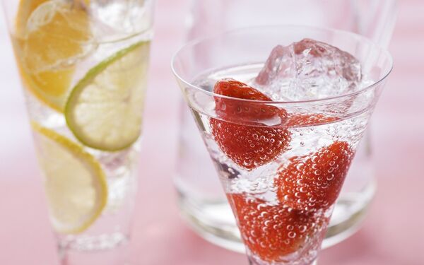 Tasse Kräutertee auf einem Holztisch